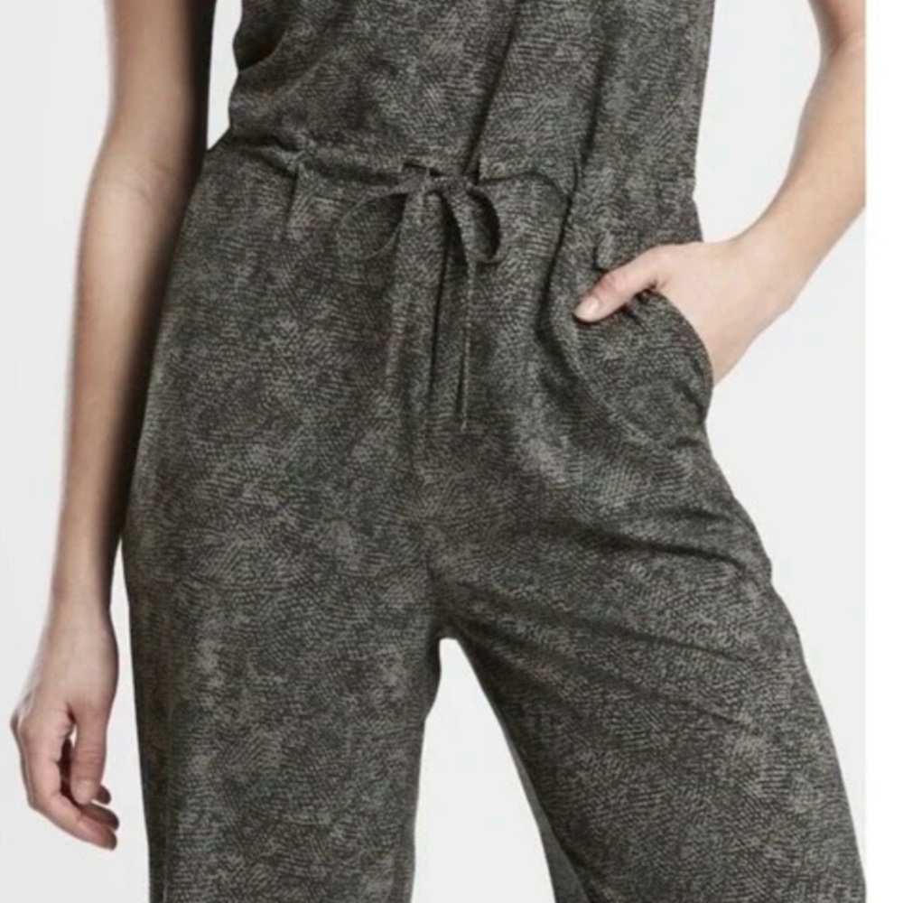 Athleta Topanga Print Jumpsuit
Size Xsmall
Color: Hues of Gray & Black - Picture 2 of 10